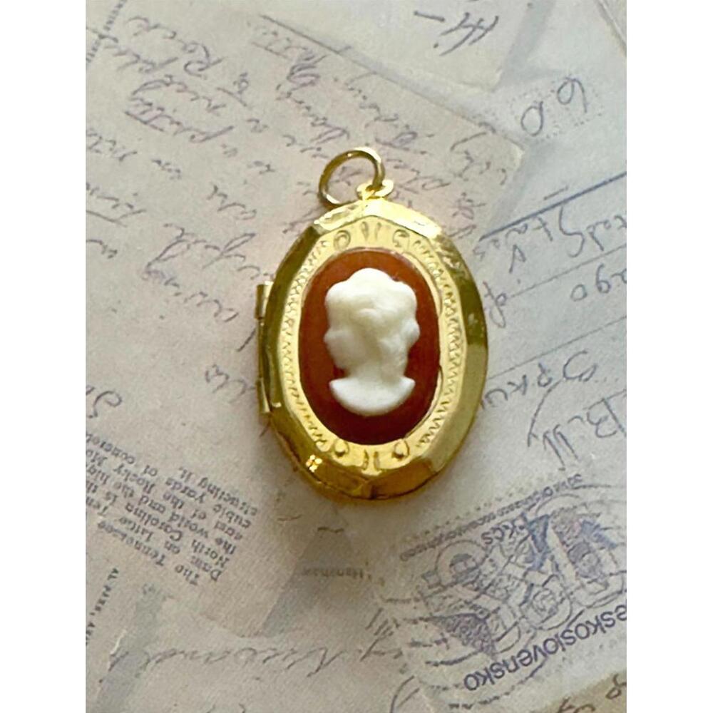 Vintage Gold Oval Cameo Locket Pendant Necklace - Victorian Style Photo Keepsake - Picture 4 of 4